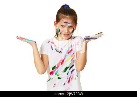 petite fille propagation ses mains peintes dans la peinture colorée Banque D'Images