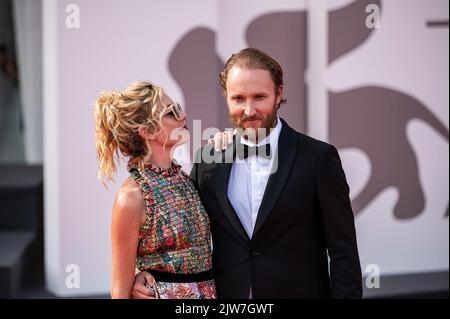 Venise, Italie. 03rd septembre 2022. VENISE, ITALIE - SEPTEMBRE 03: L'acteur canadien Joshua Close et son épouse l'actrice américaine Alex McKenna arrivent sur 3 septembre 2022 pour la projection du film 'Monica' présenté dans le concours de Venise 79 lors du Festival international du film de Venise 79th au Lido di Venezia à Venise, en Italie. Crédit : Agence photo indépendante/Alamy Live News Banque D'Images