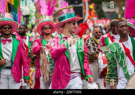 NOTTING HILL, LONDRES, ANGLETERRE- 29 août 2022 : participants au Carnaval le deuxième jour du Carnaval de Notting Hill 2022 Banque D'Images