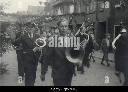 Face dans la Bolksbeekstraat décorée à Utrecht pendant la fête de quartier à l'occasion de Koninginnedag.n.b. L'anniversaire de la reine Wilhelmina tomba sur 31 août et fut célébré à Utrecht en deux jours, avec une grande procession historique-allégorique et publicitaire visitée par la princesse Juliana le 1 septembre. Banque D'Images