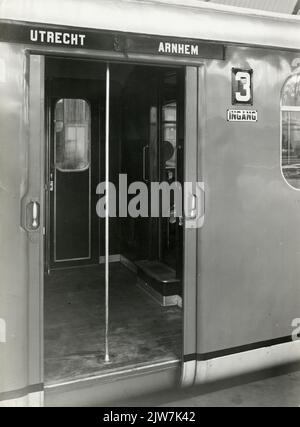 Image de l'entrée avec portes coulissantes d'un train diesel-électrique 3 (série 11-50) de la N.S. Avec le panneau de prix Utrecht-Arnhem. Banque D'Images