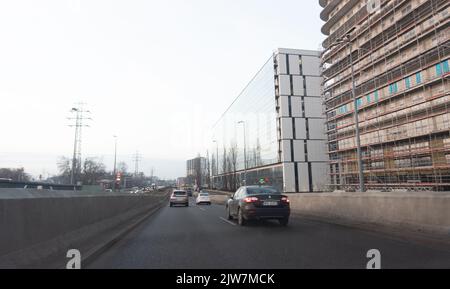 Varsovie, Pologne - 26 février 2021 : temps d'hiver dans la capitale polonaise. Circulation à Varsovie, rues sans neige par un jour sombre. Banque D'Images