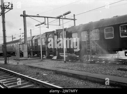 Image des voitures internationales dans la machine à laver du jardin Dijksgracht d'Amsterdam. Banque D'Images