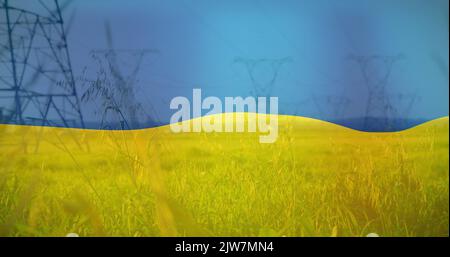 Image du drapeau de l'ukraine sur le terrain et les poteaux électriques Banque D'Images