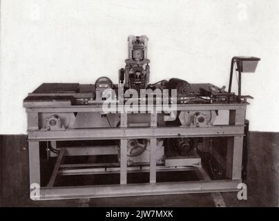 Illustration d'une machine à carrelage, à rouleaux, à découper et à ramer, conçue et fabriquée par l'Utrechtsche Steam-Grofsmederij Fa. P. H. Hörmann à Utrecht. Banque D'Images