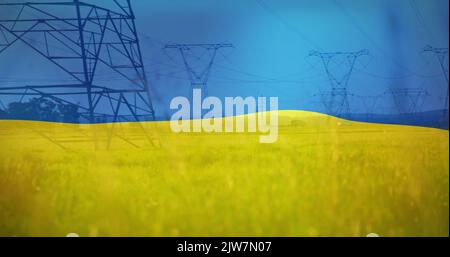 Image du drapeau de l'ukraine sur le terrain et les poteaux électriques Banque D'Images