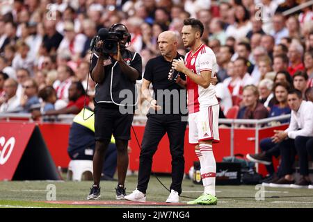 AMSTERDAM - (LR) l'entraîneur d'Ajax Alfred Schreuder, Lucas Ocampos d'Ajax pendant le match néerlandais Eredivisie entre Ajax Amsterdam et SC Cambuur Leeuwarden à la Johan Cruijff Arena sur 3 septembre 2022 à Amsterdam, pays-Bas. ANP MAURICE VAN STEEN Banque D'Images