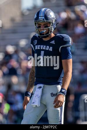 03 septembre 2022 Reno, NV États-Unis quarterback Nevada Shane Illingworth (1) regarde le banc pour un signal pendant le match de football NCAA entre les Bobcats de l'État du Texas et le pack de loups du Nevada. Le Nevada a gagné 38-14 au Mackay Stadium Reno, Nevada Thurman James/CSM Banque D'Images