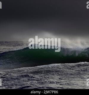 Moody Waves s'écrasant sur le rivage à la plage de sable de PRAA Cornwall. Banque D'Images