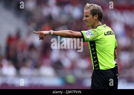 Daniele Chiffi officiels arbitre gestes pendant la série A match beetween AC Milan et FC Internazionale au Stadio Giuseppe Meazza sur 3 septembre 2022 à Milan, Italie . Banque D'Images