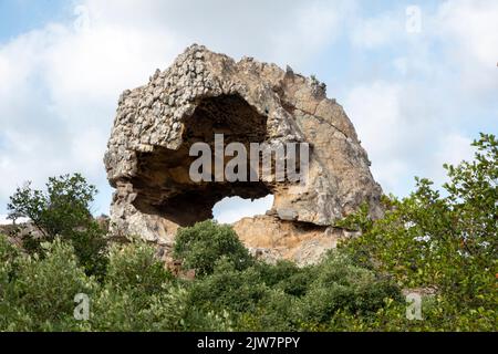 La Montera del Torero est un rocher situé dans le parc naturel des Alcornocales, près de la ville de Los Barrios, dans la province de Cadix, Andalousie, Espagne Banque D'Images