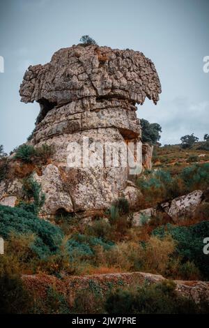 Vue imprenable sur le rocher connu sous le nom de la Montera del torero, en raison de sa ressemblance avec le chapeau des bulldozers. Il est situé dans la nature de Los Alcornocales Banque D'Images
