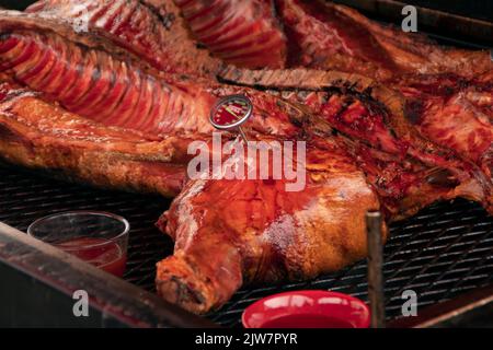 Gros plan d'un porc sur un gril équipé d'un thermomètre à viande Banque D'Images