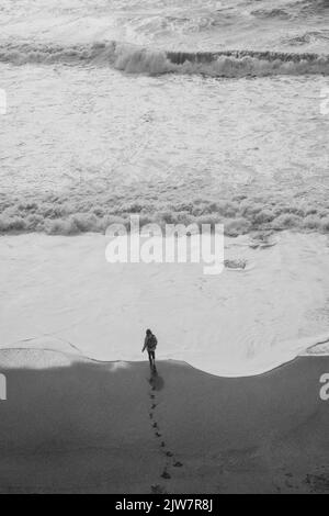 Les gens appréciant être au bord de la côte de la plage de sable de PRAA. Banque D'Images