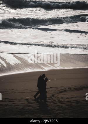 Les gens appréciant être au bord de la côte de la plage de sable de PRAA. Banque D'Images