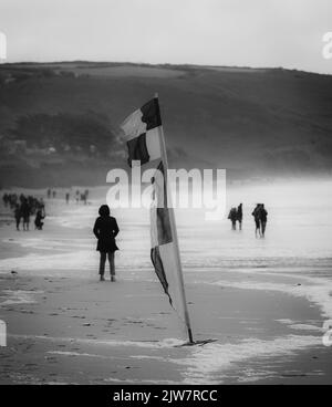 Les gens appréciant être au bord de la côte de la plage de sable de PRAA. Banque D'Images