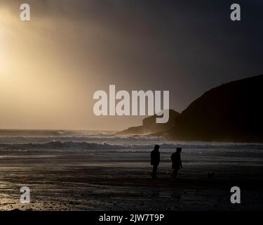 Les gens appréciant être au bord de la côte de la plage de sable de PRAA. Banque D'Images