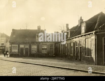 Vue des façades des maisons appropriées pour la démolition 1st Daalsedijk 4 (à gauche)-hoger à Utrecht; en arrière-plan de Vleutenteweg.n.b.: Le nom de rue de cette partie du Vleutenteweg, entre le Smakkelaarsbrug et le croisement ferroviaire (à partir de 1940 le Leidseveertunnel), a été changé pour Leidseer le 5 février 1948. Banque D'Images