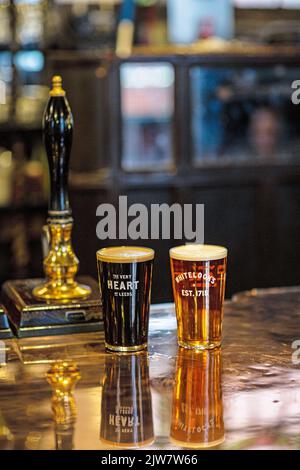 Les patrons des pubs et des brasseries avertissent des fermetures massives dues à la hausse des factures d'énergie. Whitelock's Ale House , Leeds , Royaume-Uni Banque D'Images