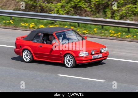 Années 1990 90 années 1990 Red FORD ESCORT RS TURBO XR3i 1597cc essence 5 vitesses manuelle ; voyageant sur l'autoroute M6, Royaume-Uni Banque D'Images