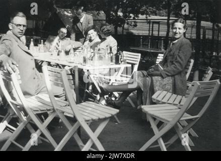 Image de quelques membres de l'Utrechtsche Gymnastiek- en Screeniging Baux, probablement, une terrasse dans le zoo de Burgers à Arnhem.n.b. Le BATO a participé à la Fête fédérale de 27th de la Royal Dutch Gym Association (K.N.G.V.) qui s'est tenue au parc sportif municipal d'Arnhem du 27 au 29 mai. Banque D'Images