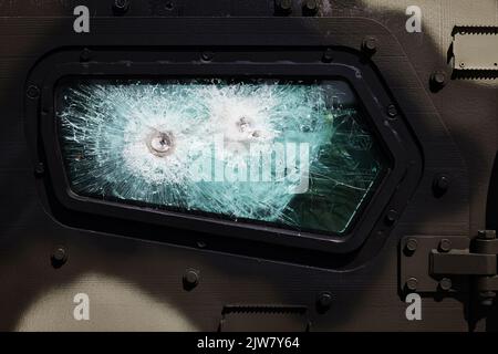 Verre bulletproof. Voiture blindée après le bombardement. Verre blindé après un coup direct d'une arme automatique. Verre de sécurité après avoir été frappé par un bul Banque D'Images