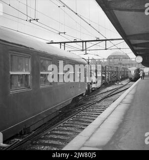 Image d'une partie d'un train de couchage de voiture à la gare de N.S. Maastricht à Maastricht. Sur la droite, un train diesel-électrique fixe le 2 ('ange bleu') de la N.S. Banque D'Images