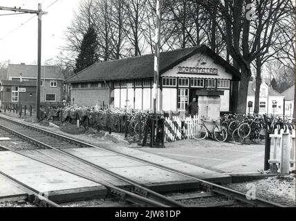Vue sur le parking à vélo de la gare de N.S. Nunspeet à Nunspeet. Banque D'Images