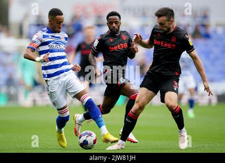 Thomas Ince de Reading combat avec Tom Holmes de Reading et Tariqe Fosu lors du match de championnat Sky Bet au Select car Leasing Stadium, Reading. Date de la photo: Dimanche 4 septembre 2022. Banque D'Images