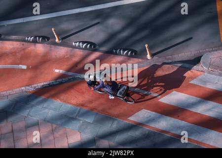 Cycliste dans la rue, mode de transport à vélo dans la ville de Bilbao Banque D'Images
