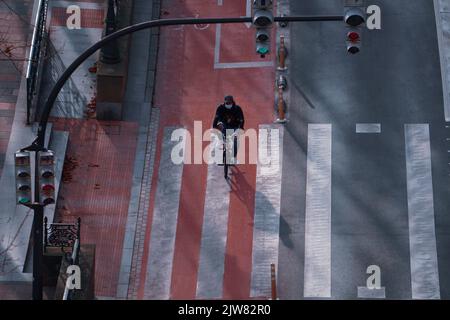 Cycliste dans la rue, mode de transport à vélo dans la ville de Bilbao Banque D'Images