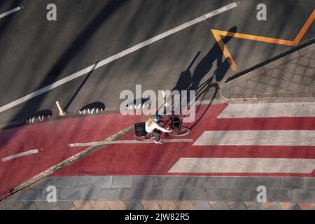 Cycliste dans la rue, mode de transport à vélo dans la ville de Bilbao Banque D'Images