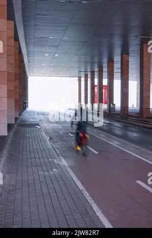 Cycliste dans la rue, mode de transport à vélo dans la ville de Bilbao Banque D'Images
