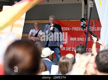 04 septembre 2022, Rhénanie-du-Nord-Westphalie, Cologne: L'avocat Markus Beisicht, membre de l'association "Aufbruch Leverkusen", s'exprime lors d'un rassemblement pro-russe sous le slogan "contre la guerre et les livraisons d'armes à l'Ukraine". Photo: Roberto Pfeil/dpa Banque D'Images