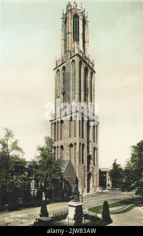 Vue sur la tour Dom (Domplein) à Utrecht avec la statue Jan van Nassau (Domplein) au premier plan. Banque D'Images