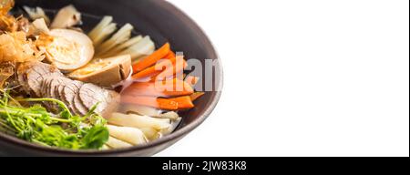 Soupe traditionnelle japonaise Ramen dans un bol isolé sur blanc. Banque D'Images