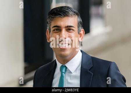 Londres, Royaume-Uni. 4th septembre 2022. La direction du Parti conservateur, Rishi Sunak, espère, arrive devant la BBC Broadcasting House pour assister au dimanche avec le spectacle Laura Kuenssberg. Le gagnant de la course à la direction du Parti conservateur pour remplacer Boris Johnson et devenir le prochain Premier ministre britannique sera annoncé lundi 5 septembre. Crédit: Wiktor Szymanowicz/Alamy Live News Banque D'Images