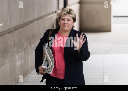 Londres, Royaume-Uni. 4th septembre 2022. Shadow Attorney General pour l'Angleterre et le pays de Galles, Emily Thornberry arrive devant la BBC Broadcasting House pour assister au dimanche avec Laura Kuenssberg show. Le gagnant de la course à la direction du Parti conservateur pour remplacer Boris Johnson et devenir le prochain Premier ministre britannique sera annoncé lundi 5 septembre. Crédit: Wiktor Szymanowicz/Alamy Live News Banque D'Images