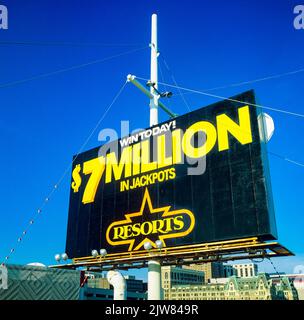 Atlantic City, 1980s, énorme panneau d'affichage, gagner aujourd'hui $ 7 millions en jackpots, casinos resorts, New Jersey State, NJ, USA, Banque D'Images