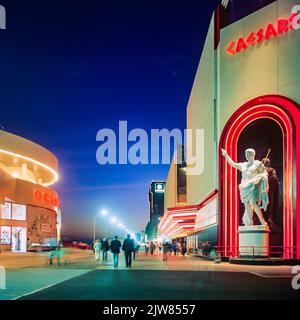 Atlantic City, 1980s ans, Caesars Hotel casino statue, promenade sur la promenade, nuit, New Jersey State, NJ, USA, Banque D'Images