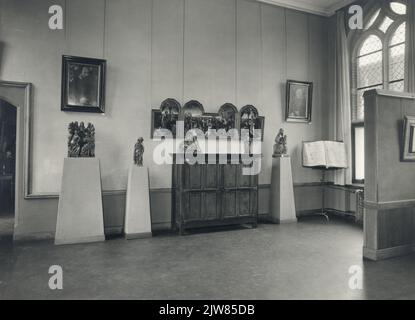 Face dans une salle du Musée Centraal (Agnietenstraat 1) à Utrecht avec quelques objets exposés à l'exposition Oude Kunst dans la ville et la province qui a été organisée à l'occasion du 100th anniversaire du Musée Stedelijk van Oudheden.n.b. L'exposition a eu lieu du 2 juillet au 15 septembre 1938. La collection du Musée Stedelijk est l'une des collections qui sont hébergées au Musée Centraal depuis 1921. Banque D'Images