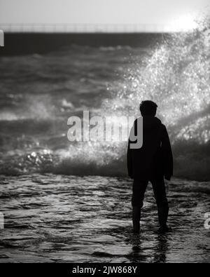 Les gens appréciant être au bord de la côte de la plage de sable de PRAA. Banque D'Images