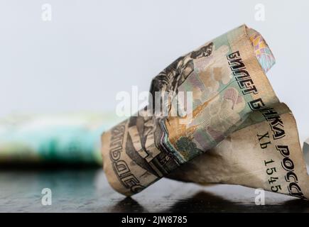 Gros plan de billets de roubles russes froissés sur fond flou Banque D'Images