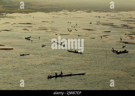 Stock photo - magnifique panorama au coucher du soleil avec des bateaux en bois sur la rivière Goyain, Jaflong, Sylhet division, Bangladesh Banque D'Images