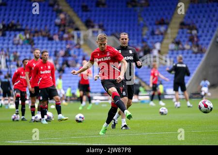 Liam Delap de Stoke City se réchauffe avant le match du championnat Sky Bet au Select car Leasing Stadium, Reading. Date de la photo: Dimanche 4 septembre 2022. Banque D'Images