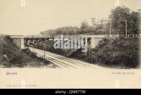 Vue de l'ouest sur le pont de circulation au-dessus de la ligne de chemin de fer à Baarn. Banque D'Images