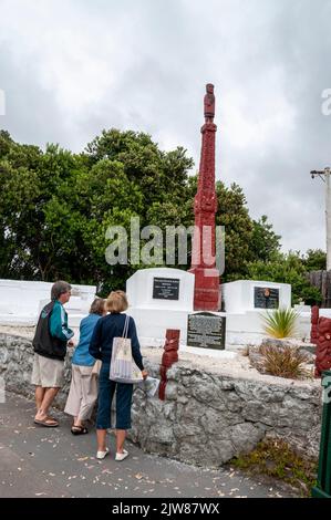 Les visiteurs qui regardent une tombe familiale maorie dans le seul village maori vivant de Nouvelle-Zélande se trouvent dans la région géothermique de Whakarewarewa à Rotorua, dans la baie o Banque D'Images