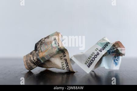 Gros plan sur des billets de roubles russes froissés sur fond flou Banque D'Images