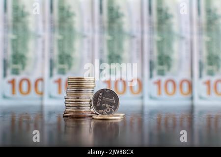 1 gros plan de la monnaie du rouble russe sur fond flou des billets en dollars Banque D'Images