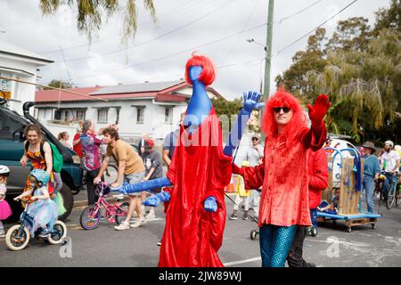 Les participants défilent dans les rues du West End de Brisbane lors du Kurilpa Derby le 4 septembre 2022. Le Kurilpa Derby est organisé comme une célébration communautaire du West End de Brisbane, dynamique et multiculturel, avec des activités et une parade dans les rues, favorisant toujours le transport non automobile comme les vélos, les scooters, les chariots et les planches à roulettes. L'événement a retrouvé son format d'origine après avoir été annulé en 2020 et restructuré radicalement en 2021 en raison de la pandémie de COVID-19. (Photo de Joshua Prieto/Sipa USA) Banque D'Images